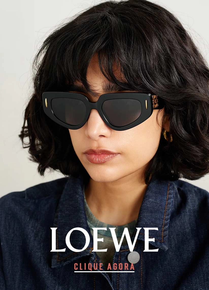 Banner banner de uma mulher de pele branca com cabelo preto liso usando óculos de sol da marca Loewe