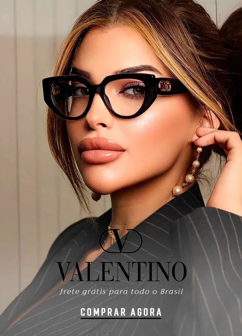 Banner de uma mulher de pele branca com cabelo loiro usando óculos de grau Valentino Banner Banner de uma mulher de pele branca com cabelo loiro usando óculos de grau Valentino