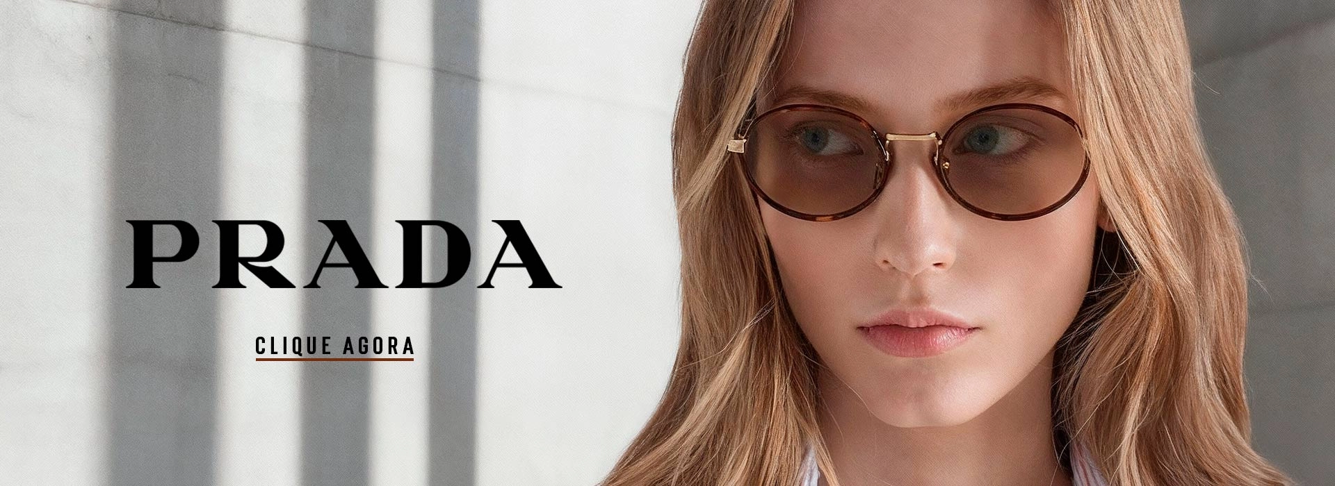 banner de uma mulher de pele morena com cabelo preto escuro usando óculos de sol Marc jacobs