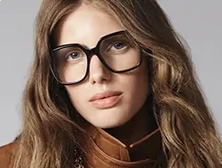 Banner de uma mulher com cabelo loiro claro usando óculos de grau quadrado