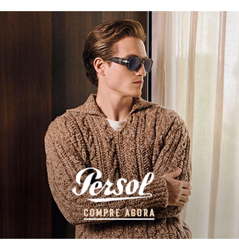Banner  Banner de um homem branco com cabelo preto curto usando óculos de sol da marca Persol