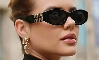 Banner de uma mulher branca com cabelo loiro liso usando óculos de sol feminino