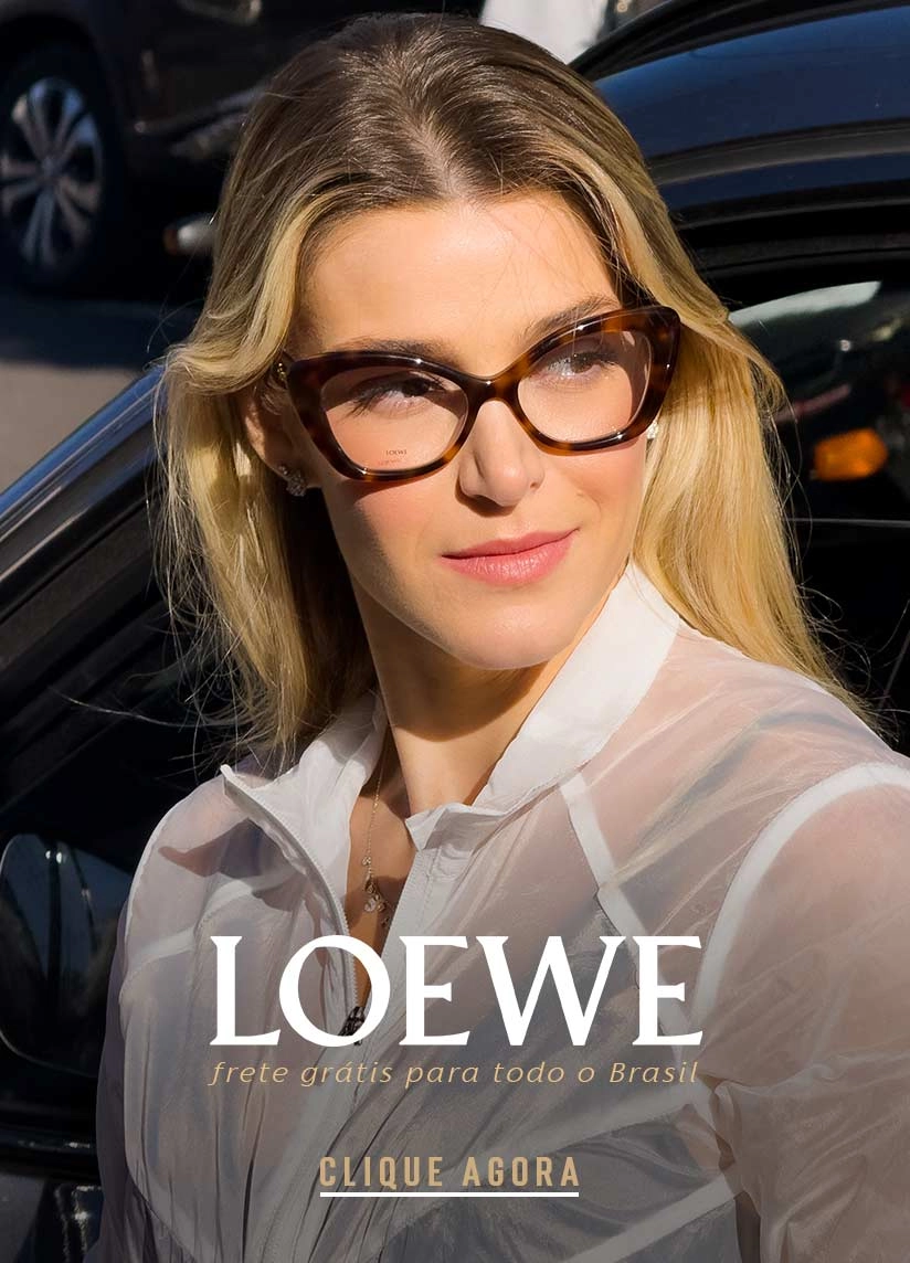 Banner banner de uma mulher de pele branca com cabelo loiro liso usando óculos de grau da marca Loewe