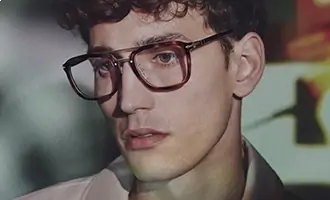 Banner de um homem branco com cabelo castanho curto usando óculos de grau masculino