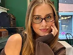 Banner de uma mulher branca com cabelo loiro usando óculos de grau redondos