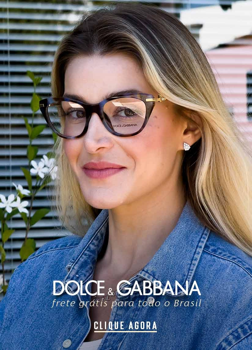 Banner Banner de ma mulher loira de pele clara usando óculos de grau da marca Dolce & Gabbana