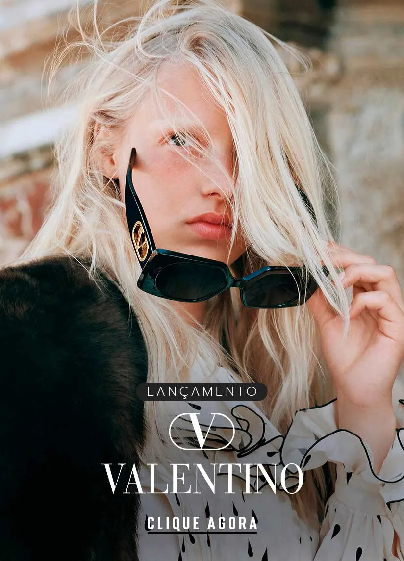 Banner Banner de uma mulher de pele branca com cabelo loiro usando óculos de sol Valentino