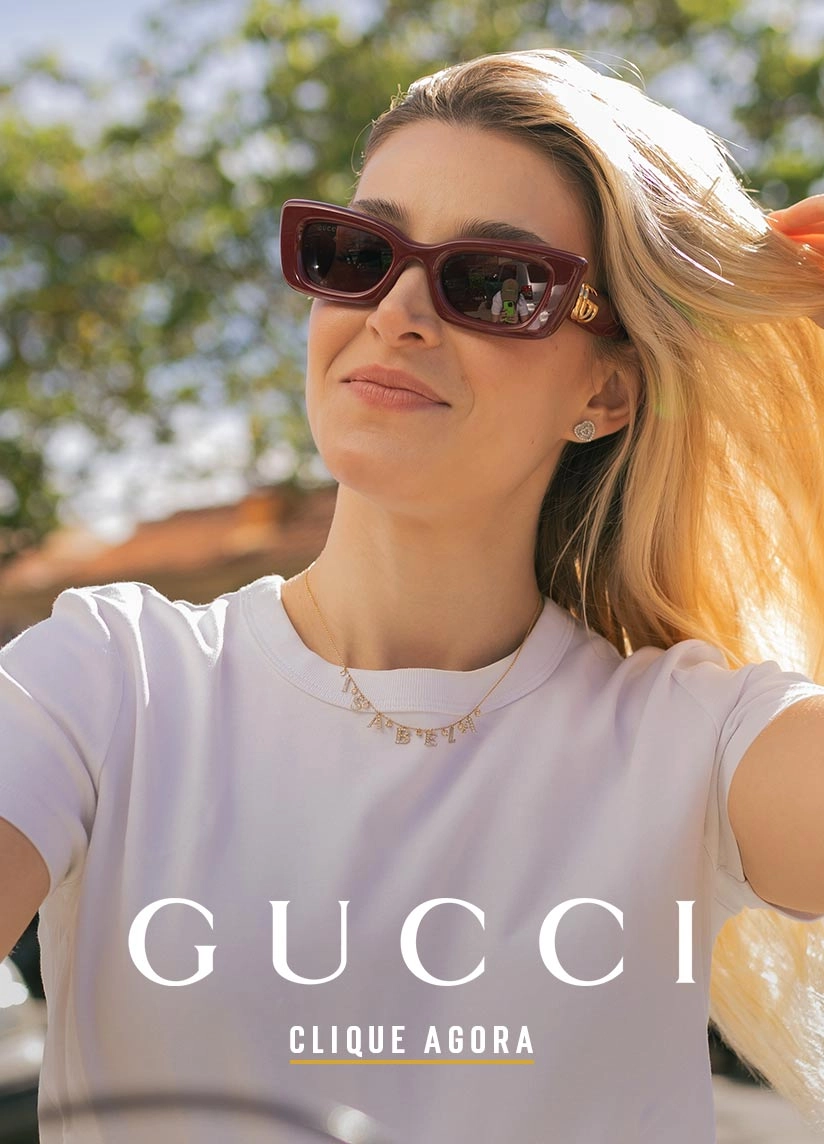 Banner Banner de uma mulher branca madura com cabelo loiro liso usando óculos de sol da marca Gucci.