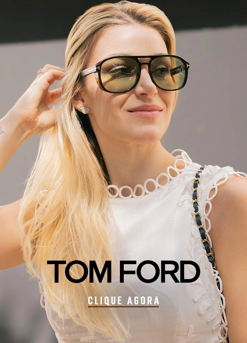 Banner Banner de ma mulher loira de pele clara usando óculos de sol da marca Tom ford