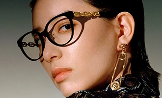 Banner de uma mulher branca com cabelo preto liso usando óculos de grau feminino
