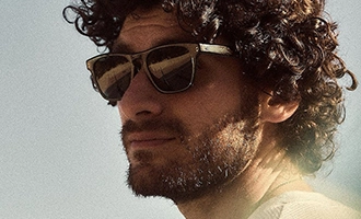 Banner de um homem branco com cabelo castanho usando óculos de sol masculino