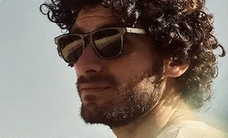 Banner de um homem branco com cabelo castanho usando óculos de sol masculino