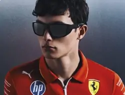 Banner de um homem branco com cabelo preto escuro usando óculos de sol esportivo