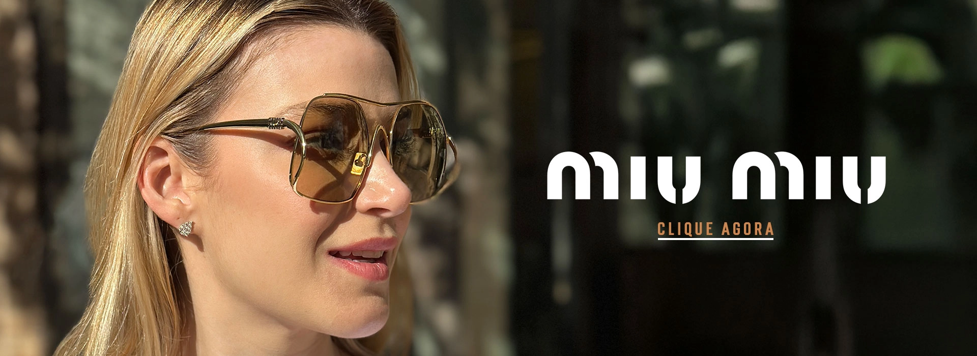 Banner de uma mulher branca madura com cabelo loiro usando óculos de sol da marca Miu Miu