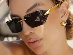 Banner de uma mulher branca com cabelo loiro e liso usando óculos de sol moderno