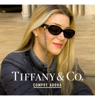 Banner de uma mulher de pele branca com cabelo loiro e liso usando óculos de sol da marca Tom ford