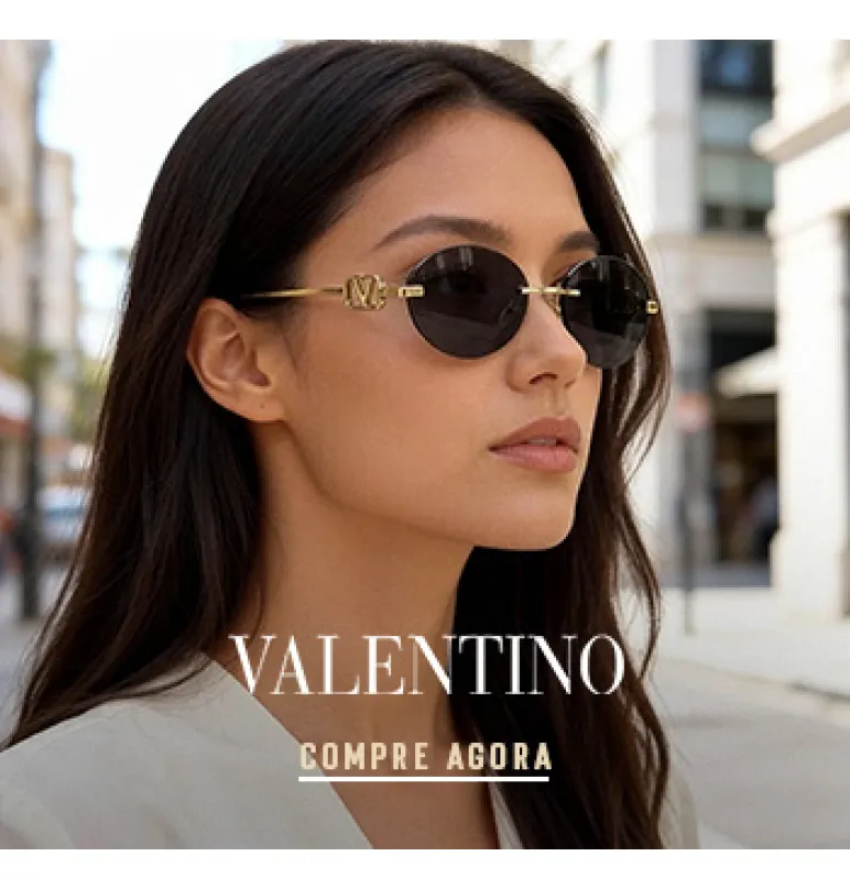 Banner  Banner de uma mulher de pele branca com cabelo escuro liso usando óculos de sol da marca Valentino