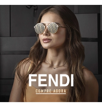  Banner de uma mulher branca com cabelo castanho liso usando óculos de sol da marca Fendi
