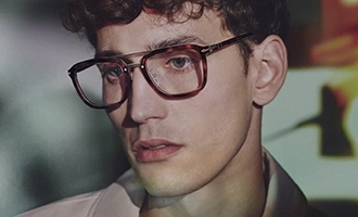 Banner de um homem branco com cabelo castanho curto usando óculos de grau masculino