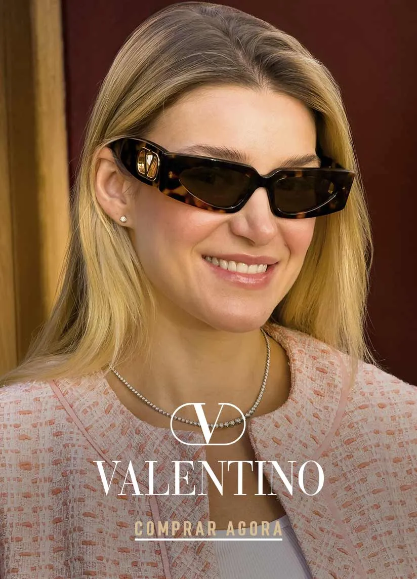 Banner Banner de uma mulher de pele branca com cabelo loiro usando óculos de sol Valentino
