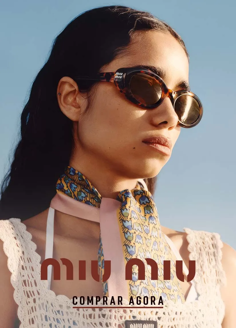Banner banner de uma mulher de pele morena com cabelo escuro usando óculos de sol da marca Miu Miu