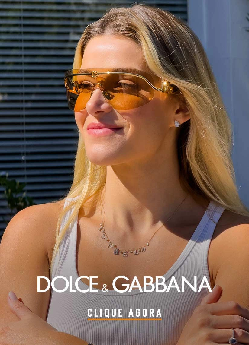 Banner Banner de ma mulher loira de pele clara usando óculos de sol da marca Dolce & Gabbana