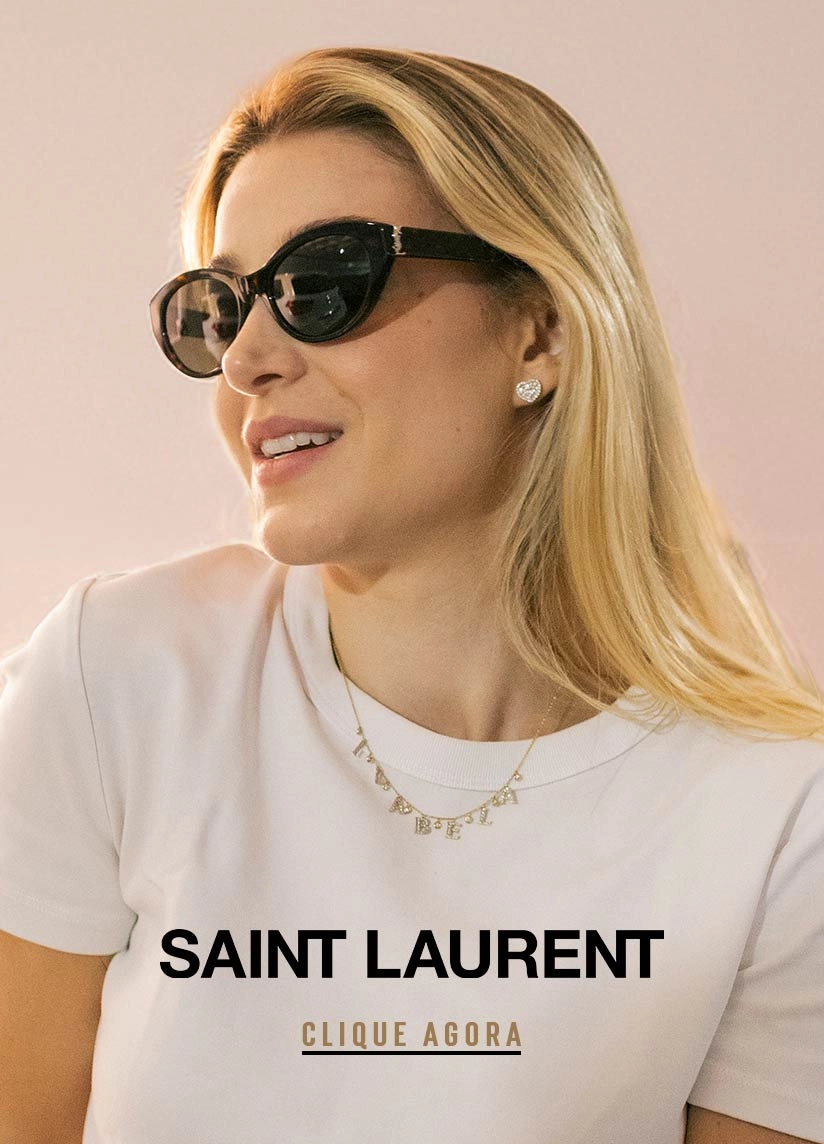Banner Banner de uma mulher branca madura com cabelo loiro usando óculos de sol da marca Saint laurent