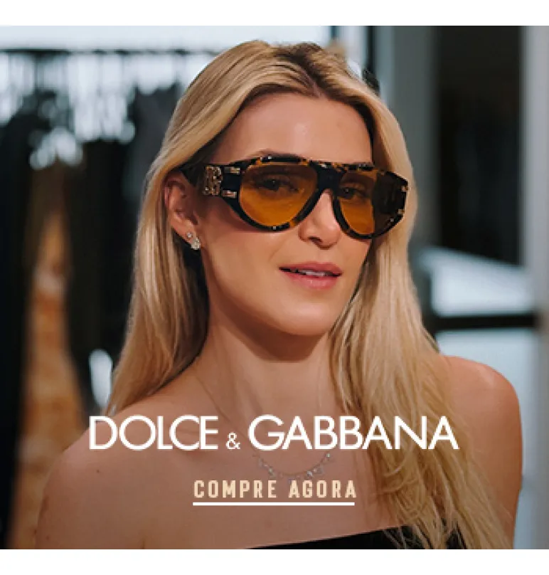 Banner  Banner de uma mulher branca com cabelo loiro liso usando óculos de sol da marca Dolce & Gabanna