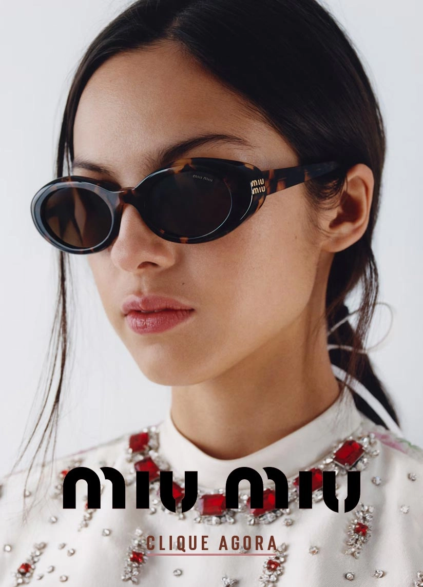 Banner Banner de uma mulher branca madura com cabelo preto usando óculos de sol da marca Miu Miu