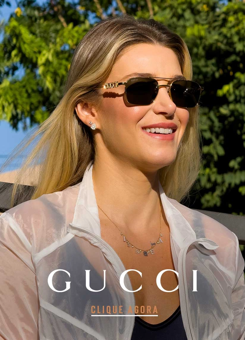 Banner Banner de uma mulher branca madura com cabelo loiro usando óculos de sol da marca Gucci