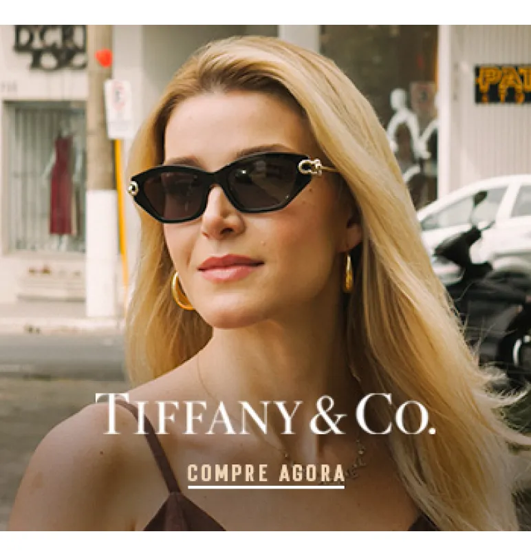 Banner  Banner de uma mulher branca com cabelo loiro liso usando óculos de sol da marca Tiffany