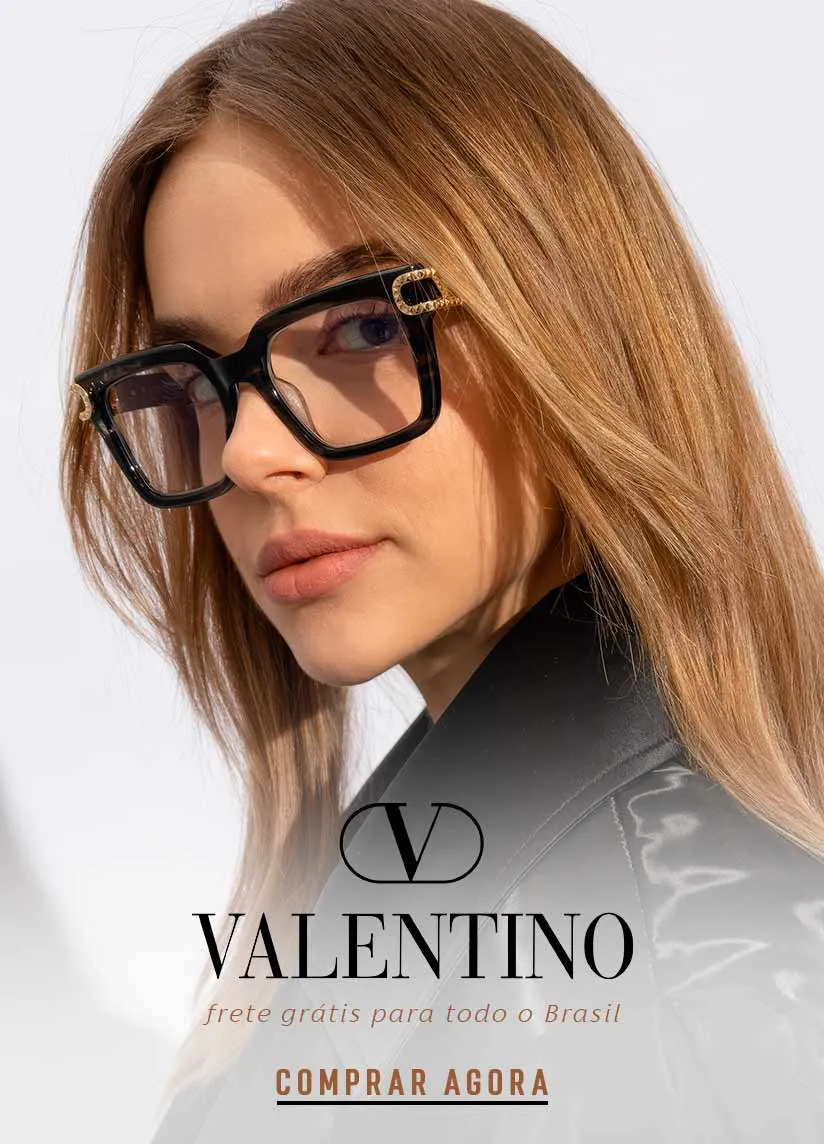 Banner Banner de uma mulher de pele branca com cabelo loiro usando óculos de grau Valentino