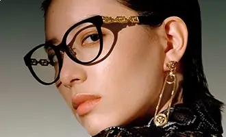 Banner de uma mulher branca com cabelo preto liso usando óculos de grau feminino