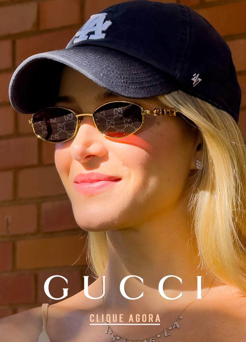 Banner Banner de uma mulher loira de pele clara usando óculos de sol da marca Gucci