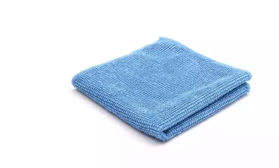 Imagem de um pano azul feito para limpar óculos de grau