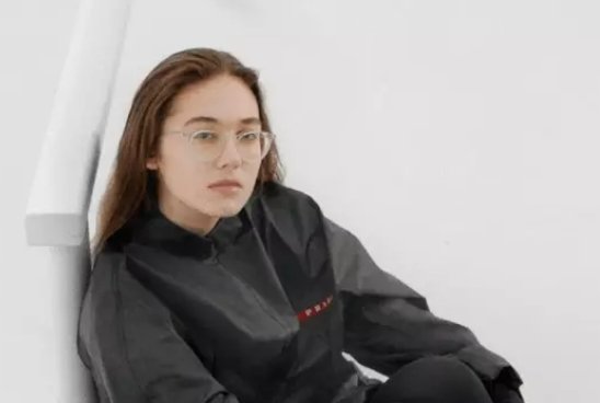 Imagem de uma mulher usando óculos de grau branco