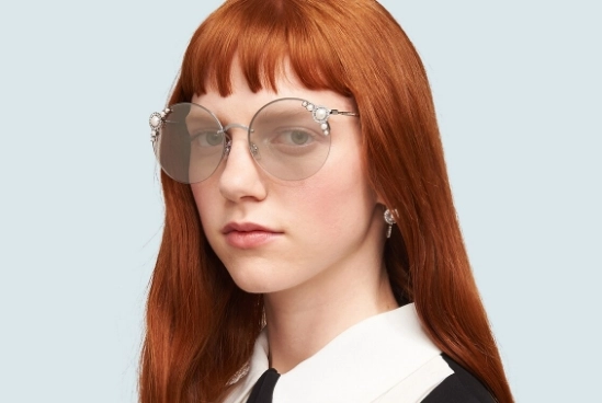  Mulher loira usando óculos de sol óculos Miu Miu com lentes degradê