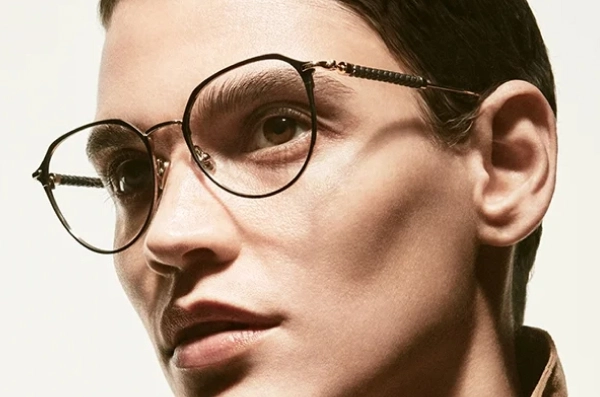 homem de cabelo castanho usando óculos de grau rendondo