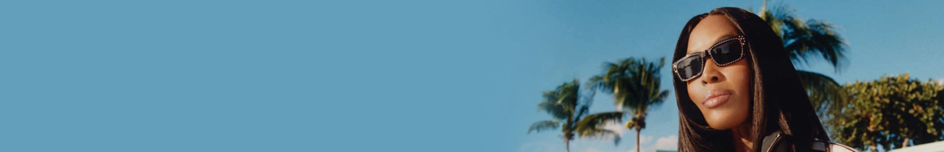 Banner mulher com cabelos castanhos e longos usando óculos de sol quadrados com lente e armação marron