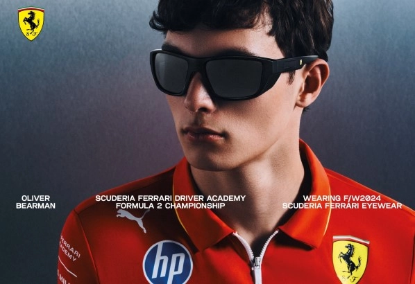 Homem usando óculos de sol e blusa da marca Ferrari