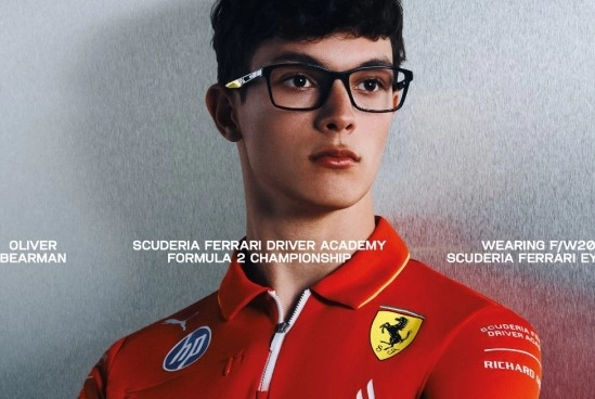 Homem usando óculos de grau e blusa da marca Ferrari