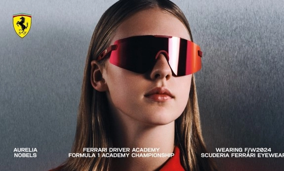 Mulher usando óculos colorido cromado rosa da marca Ferrari