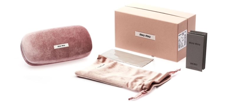 Caixa de Óculos de Sol Miu Miu feminino com armação retangular na cor dourado com lentes rosê